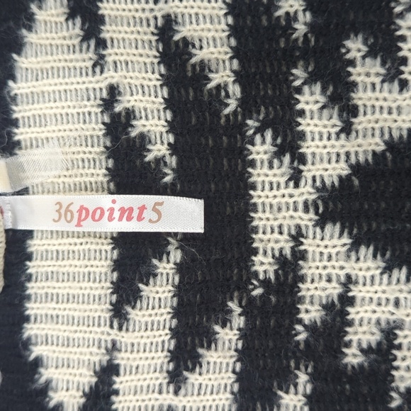 36 Point 5 Women's Size Medium Quarter Sleeve Cardigan Tribal Print - Picture 3 of 9